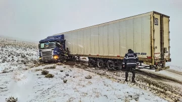 La escarcha y el viento jugaron una mala pasada: un camión despistó sobre la Ruta 3 cerca de Piedra Buena La escarcha y el viento jugaron una mala pasada: un camión despistó sobre la Ruta 3 cerca de Piedra Buena