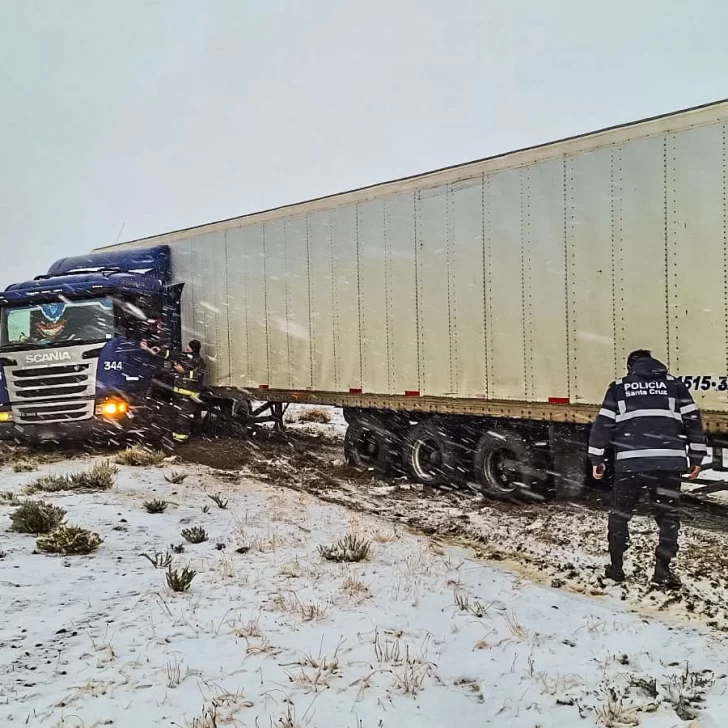 La escarcha y el viento jugaron una mala pasada: un camión despistó sobre la Ruta 3 cerca de Piedra Buena La escarcha y el viento jugaron una mala pasada: un camión despistó sobre la Ruta 3 cerca de Piedra Buena