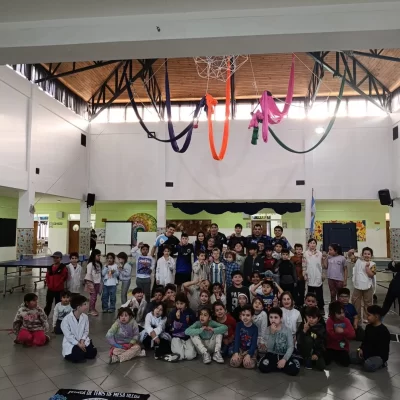 Exitosa clínica de tenis de mesa en El Chaltén con amplia participación de estudiantes