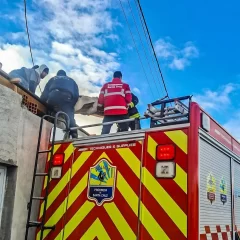 Un hombre se descompensó sobre el techo de una vivienda y debió ser auxiliado por bomberos