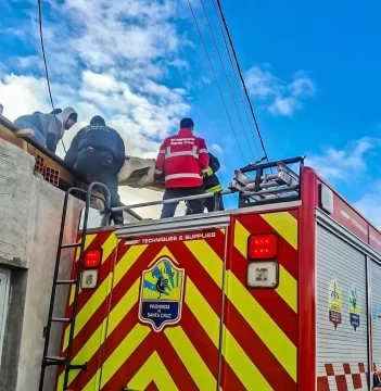 Un hombre se descompensó sobre el techo de una vivienda y debió ser auxiliado por bomberos Un hombre se descompensó sobre el techo de una vivienda y debió ser auxiliado por bomberos