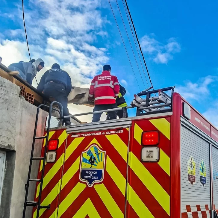 Un hombre se descompensó sobre el techo de una vivienda y debió ser auxiliado por bomberos Un hombre se descompensó sobre el techo de una vivienda y debió ser auxiliado por bomberos