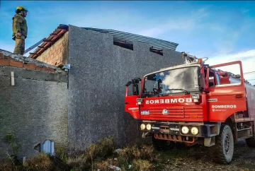 Bomberos aseguraron un techo desprendido por las fuertes ráfagas de viento en barrio San Benito Bomberos aseguraron un techo desprendido por las fuertes ráfagas de viento en barrio San Benito