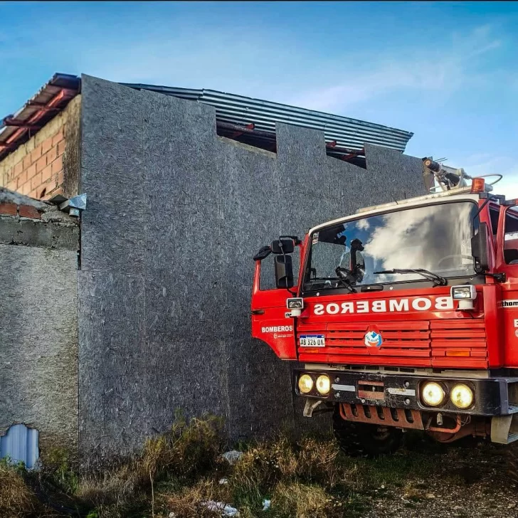 Bomberos aseguraron un techo desprendido por las fuertes ráfagas de viento en barrio San Benito Bomberos aseguraron un techo desprendido por las fuertes ráfagas de viento en barrio San Benito