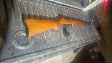 Intentaron seguir de largo en un control policial y terminaron detenidos con una oveja faenada y un rifle cargado Intentaron seguir de largo en un control policial y terminaron detenidos con una oveja faenada y un rifle cargado