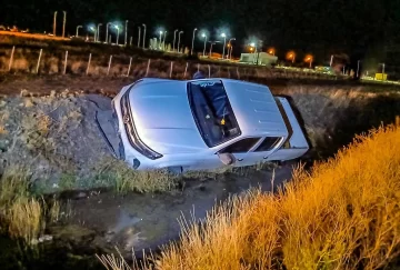 Impactante despiste en Gobernador Gregores: un vehículo cayó a un canal con agua y barro Impactante despiste en Gobernador Gregores: un vehículo cayó a un canal con agua y barro