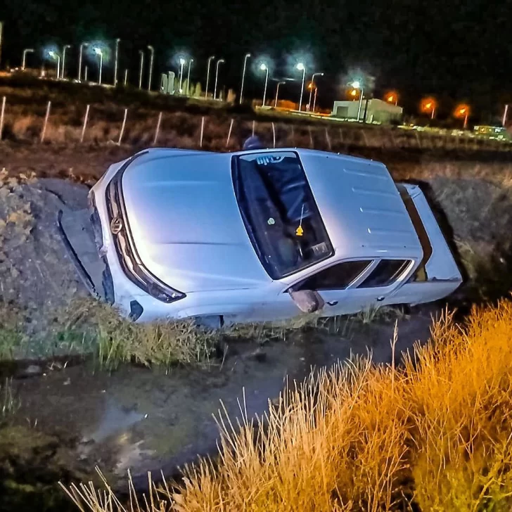 Impactante despiste en Gobernador Gregores: un vehículo cayó a un canal con agua y barro Impactante despiste en Gobernador Gregores: un vehículo cayó a un canal con agua y barro