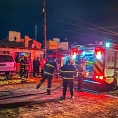 Una falla eléctrica en el entretecho de una vivienda provocó un principio de incendio en Caleta Olivia