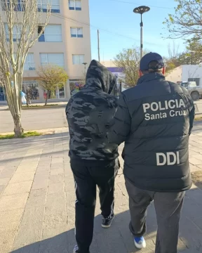 Horror en Pico Truncado: una niña escapó de madrugada para pedir comida y salvar a su hermanito de cinco años Horror en Pico Truncado: una niña escapó de madrugada para pedir comida y salvar a su hermanito de cinco años