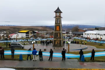 “La bandera nos une, nos hermana y moviliza”: Secundario N° 4 realizó abrazo simbólico en Río Turbio “La bandera nos une, nos hermana y moviliza”: Secundario N° 4 realizó abrazo simbólico en Río Turbio