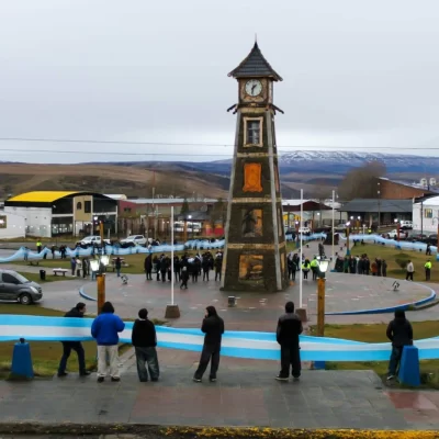 “La bandera nos une, nos hermana y moviliza”: Secundario N° 4 realizó abrazo simbólico en Río Turbio