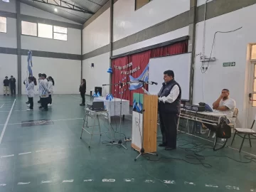 Por primera vez, un veterano de guerra de Malvinas les tomará la promesa a la bandera a alumnos de El Chaltén Por primera vez, un veterano de guerra de Malvinas les tomará la promesa a la bandera a alumnos de El Chaltén