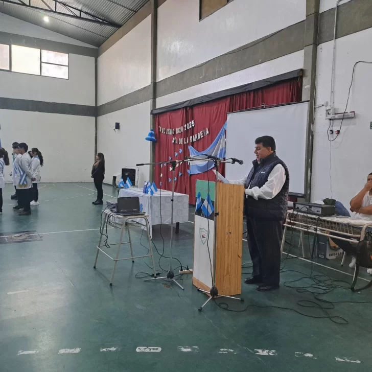 Por primera vez, un veterano de guerra de Malvinas les tomará la promesa a la bandera a alumnos de El Chaltén Por primera vez, un veterano de guerra de Malvinas les tomará la promesa a la bandera a alumnos de El Chaltén