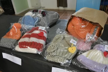 Tejieron gorros y cuellitos para abrigar a vecinos de Río Gallegos Tejieron gorros y cuellitos para abrigar a vecinos de Río Gallegos