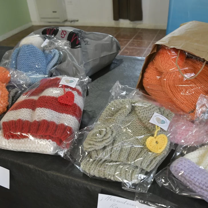 Tejieron gorros y cuellitos para abrigar a vecinos de Río Gallegos Tejieron gorros y cuellitos para abrigar a vecinos de Río Gallegos