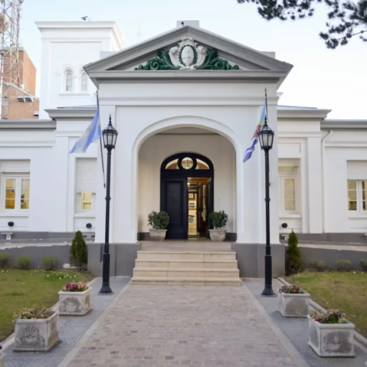 El Gobierno acordó con el Banco Santa Cruz que no se apliquen débitos sobre el aguinaldo de los trabajadores El Gobierno acordó con el Banco Santa Cruz que no se apliquen débitos sobre el aguinaldo de los trabajadores