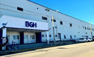 Empresa suspende a 600 trabajadores y frena la producción en su planta de Río Grande Empresa suspende a 600 trabajadores y frena la producción en su planta de Río Grande
