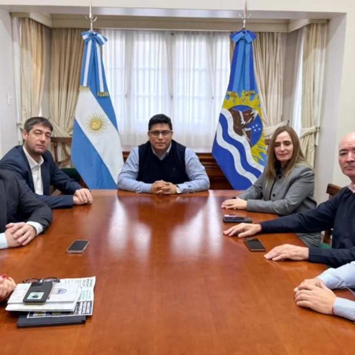 Vidal firmó una inversión de más de $1.037.000.000 para Puerto Deseado: “Una obra que marca el rumbo de Santa Cruz” Vidal firmó una inversión de más de $1.037.000.000 para Puerto Deseado: “Una obra que marca el rumbo de Santa Cruz”