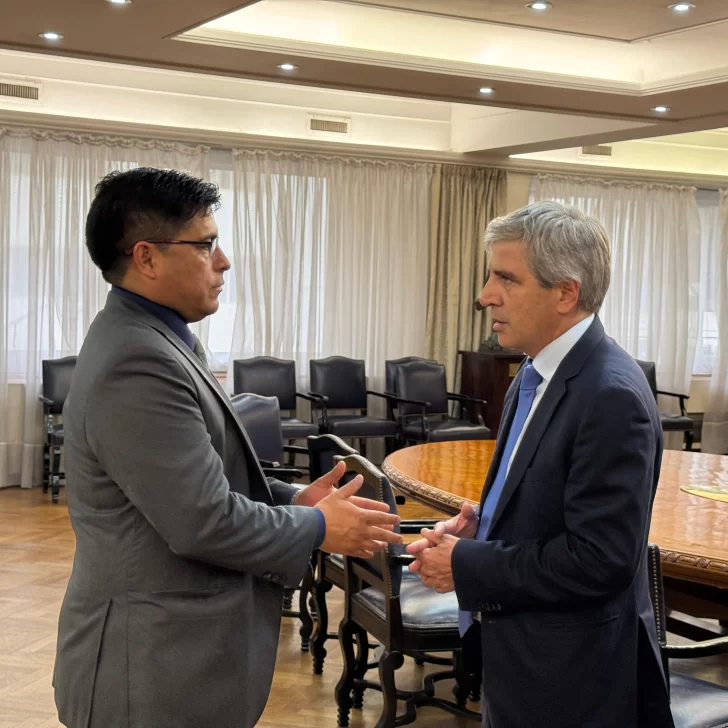 El ministro Luis Caputo recibió al gobernador Claudio Vidal y le confirmó una asistencia financiera de $20 mil millones para pagar salarios en Santa Cruz