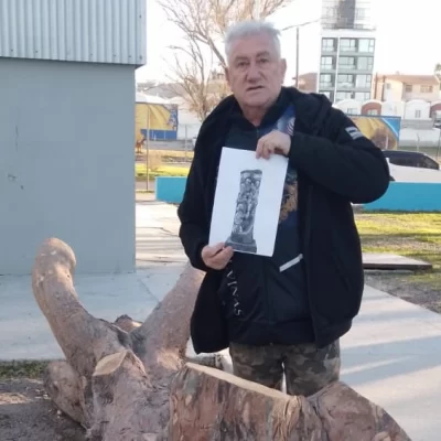 Malvinas, memoria y gratitud: un excombatiente talla en madera el histórico regreso a Puerto Madryn Malvinas, memoria y gratitud: un excombatiente talla en madera el histórico regreso a Puerto Madryn
