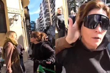 Una mujer insultó y escupió a Lilia Lemoine en el acto por el Día de la Bandera: la diputada respondió con un cachetazo Una mujer insultó y escupió a Lilia Lemoine en el acto por el Día de la Bandera: la diputada respondió con un cachetazo