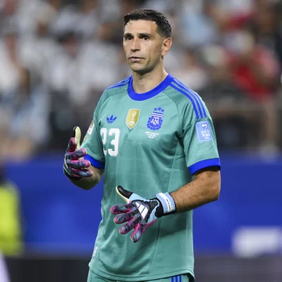 Dibu Martínez reveló que decidió no operarse del dedo para poder atajar el Mundial con la Selección Argentina