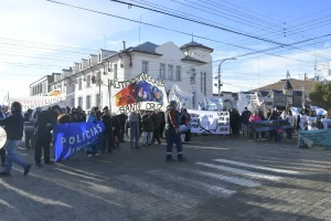 Policías autoconvocados se manifestaron en el izamiento dominical de Río Gallegos: “No estamos reclamando, es para que sepan que estamos presentes”