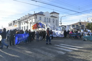 Policías autoconvocados se manifestaron en el izamiento dominical de Río Gallegos: “No estamos reclamando, es para que sepan que estamos presentes” Policías autoconvocados se manifestaron en el izamiento dominical de Río Gallegos: “No estamos reclamando, es para que sepan que estamos presentes”