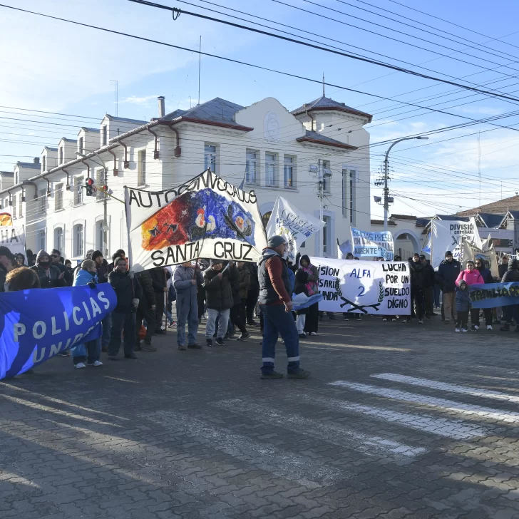 Policías autoconvocados se manifestaron en el izamiento dominical de Río Gallegos: “No estamos reclamando, es para que sepan que estamos presentes” Policías autoconvocados se manifestaron en el izamiento dominical de Río Gallegos: “No estamos reclamando, es para que sepan que estamos presentes”