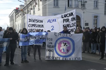 Policias, ¿fin al conflicto?: reclamo en el izamiento y reunión clave con el Ministerio de Trabajo Policias, ¿fin al conflicto?: reclamo en el izamiento y reunión clave con el Ministerio de Trabajo