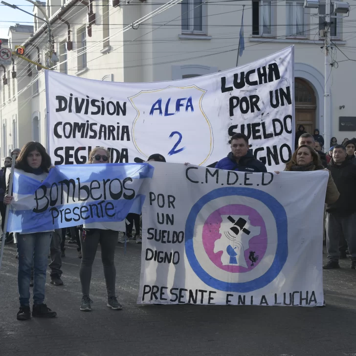 Policias, ¿fin al conflicto?: reclamo en el izamiento y reunión clave con el Ministerio de Trabajo