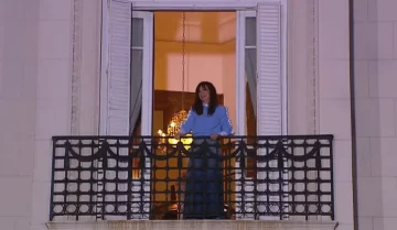 Cristina Kirchner salió al balcón a saludar a la militancia que se movilizó Cristina Kirchner salió al balcón a saludar a la militancia que se movilizó