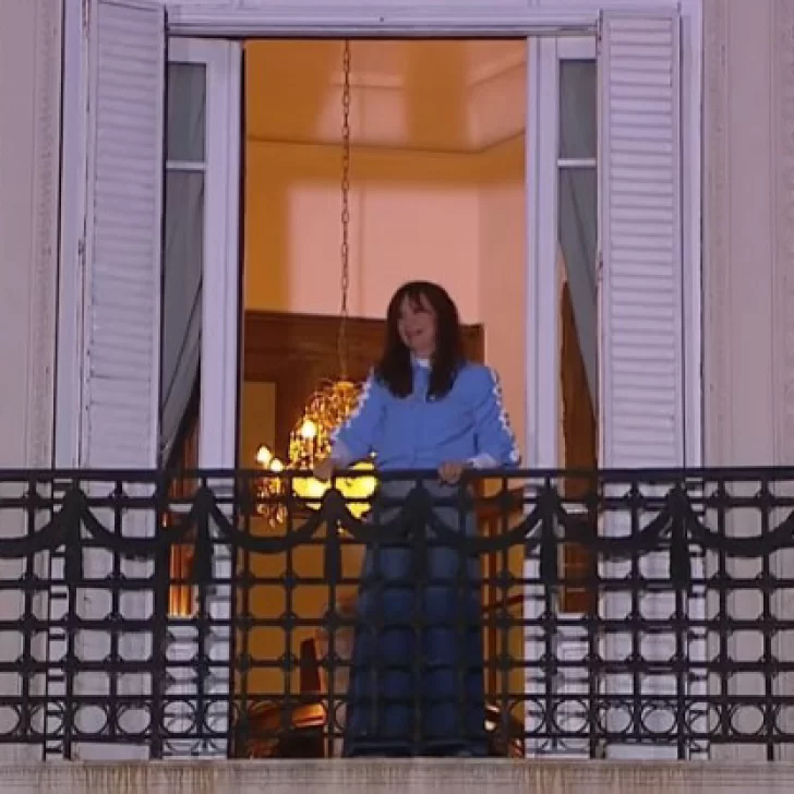 Cristina Kirchner salió al balcón a saludar a la militancia que se movilizó Cristina Kirchner salió al balcón a saludar a la militancia que se movilizó