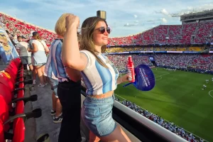 “Éramos locales”: la emoción de una riogalleguense que vivió en Kansas el triunfo de Argentina ante Argelia