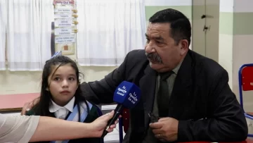 “Me emocioné y, en segundos, recordé lo que pasó en el ’82”: veterano de guerra de Malvinas Juan Carlos Caballero le tomó la promesa de lealtad a la bandera a su nieta “Me emocioné y, en segundos, recordé lo que pasó en el ’82”: veterano de guerra de Malvinas Juan Carlos Caballero le tomó la promesa de lealtad a la bandera a su nieta