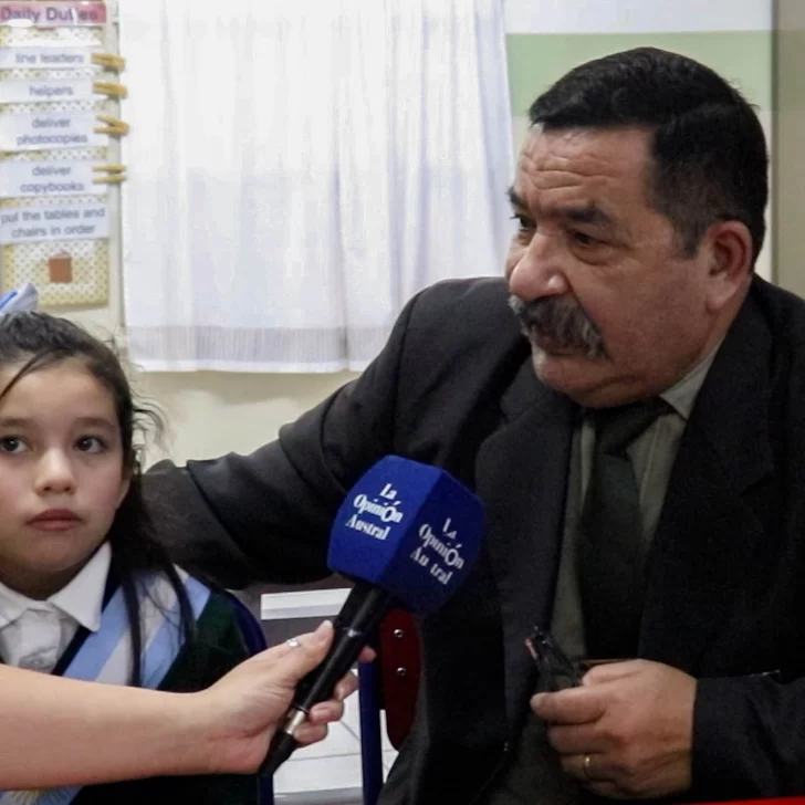 “Me emocioné y, en segundos, recordé lo que pasó en el ’82”: veterano de guerra de Malvinas Juan Carlos Caballero le tomó la promesa de lealtad a la bandera a su nieta “Me emocioné y, en segundos, recordé lo que pasó en el ’82”: veterano de guerra de Malvinas Juan Carlos Caballero le tomó la promesa de lealtad a la bandera a su nieta