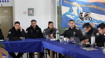 Conflicto Policial: el Gobierno de Santa Cruz presentó nueve propuestas salariales y ratificó que continuará con el diálogo Conflicto Policial: el Gobierno de Santa Cruz presentó nueve propuestas salariales y ratificó que continuará con el diálogo