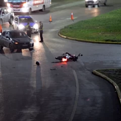 Motociclista terminó sobre el asfalto tras chocar con un auto en Río Gallegos
