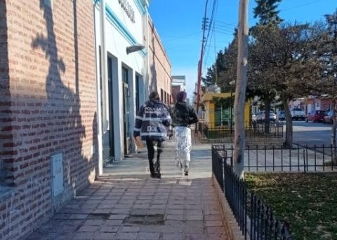 La mujer siendo escoltada por una agente de la DDI. FOTO: POLICÍA SANTA CRUZ La mujer siendo escoltada por una agente de la DDI. FOTO: POLICÍA SANTA CRUZ