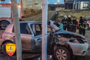 Un joven quedó atrapado tras chocar contra un poste de alumbrado