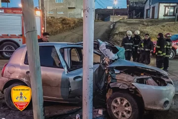 Un joven quedó atrapado tras chocar contra un poste de alumbrado Un joven quedó atrapado tras chocar contra un poste de alumbrado