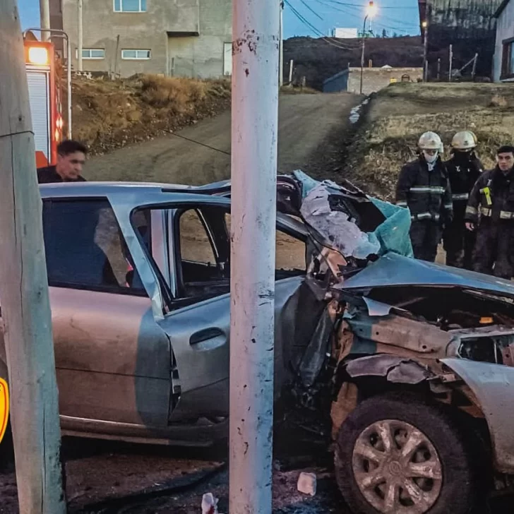 Un joven quedó atrapado tras chocar contra un poste de alumbrado Un joven quedó atrapado tras chocar contra un poste de alumbrado