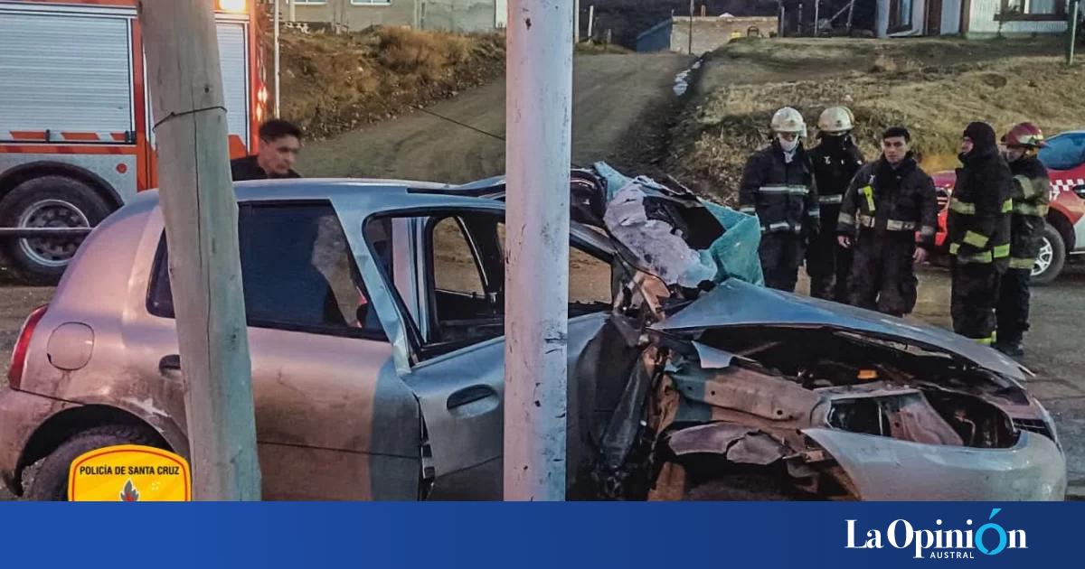Un joven quedó atrapado tras chocar contra un poste de alumbrado