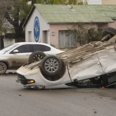 Impresionante choque y vuelco en el barrio El Trencito de Río Gallegos: “No sé cómo no me pasó nada”