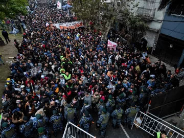 Despedida al Indio Solari en Avellaneda: miles de fanáticos participan del último adiós al líder de Los Redonditos de Ricota Despedida al Indio Solari en Avellaneda: miles de fanáticos participan del último adiós al líder de Los Redonditos de Ricota