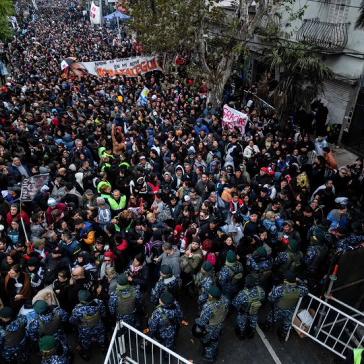 Despedida al Indio Solari en Avellaneda: miles de fanáticos participan del último adiós al líder de Los Redonditos de Ricota Despedida al Indio Solari en Avellaneda: miles de fanáticos participan del último adiós al líder de Los Redonditos de Ricota