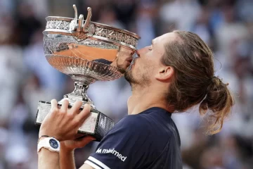Zverev aprovechó su chance y se coronó campeón en Roland Garros Zverev aprovechó su chance y se coronó campeón en Roland Garros
