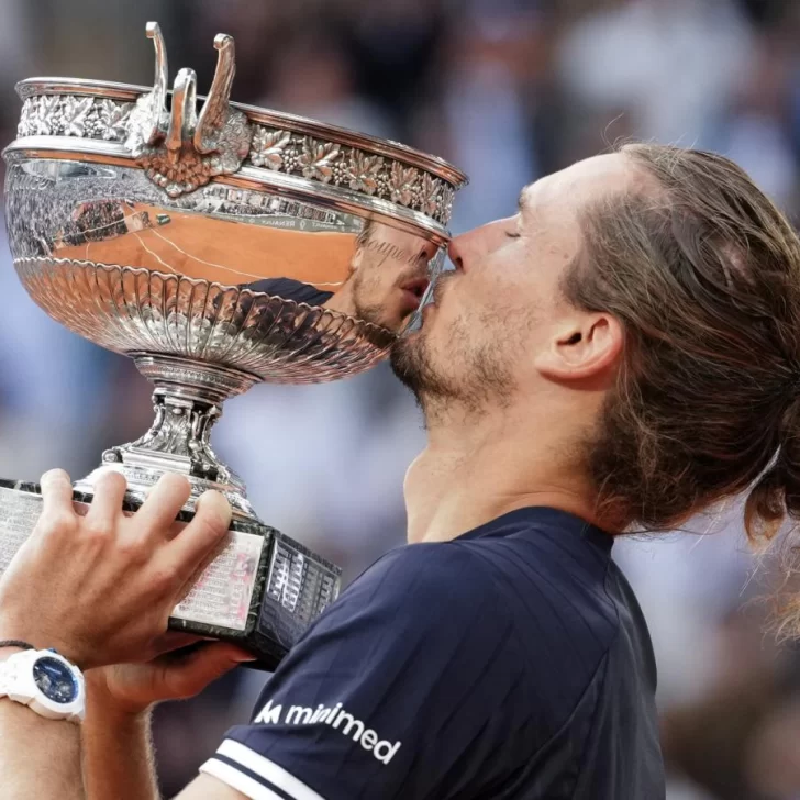 Zverev aprovechó su chance y se coronó campeón en Roland Garros Zverev aprovechó su chance y se coronó campeón en Roland Garros