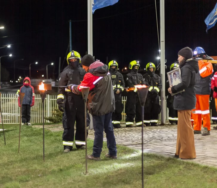 Vigilia en 28 de Noviembre: emotivo homenaje a los mineros con encendido antorchas, sirenas y memoria a 22 años de la tragedia