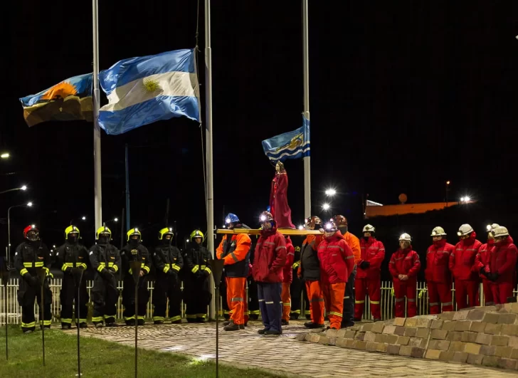 Vigilia en 28 de Noviembre: emotivo homenaje a los mineros con encendido antorchas, sirenas y memoria a 22 años de la tragedia